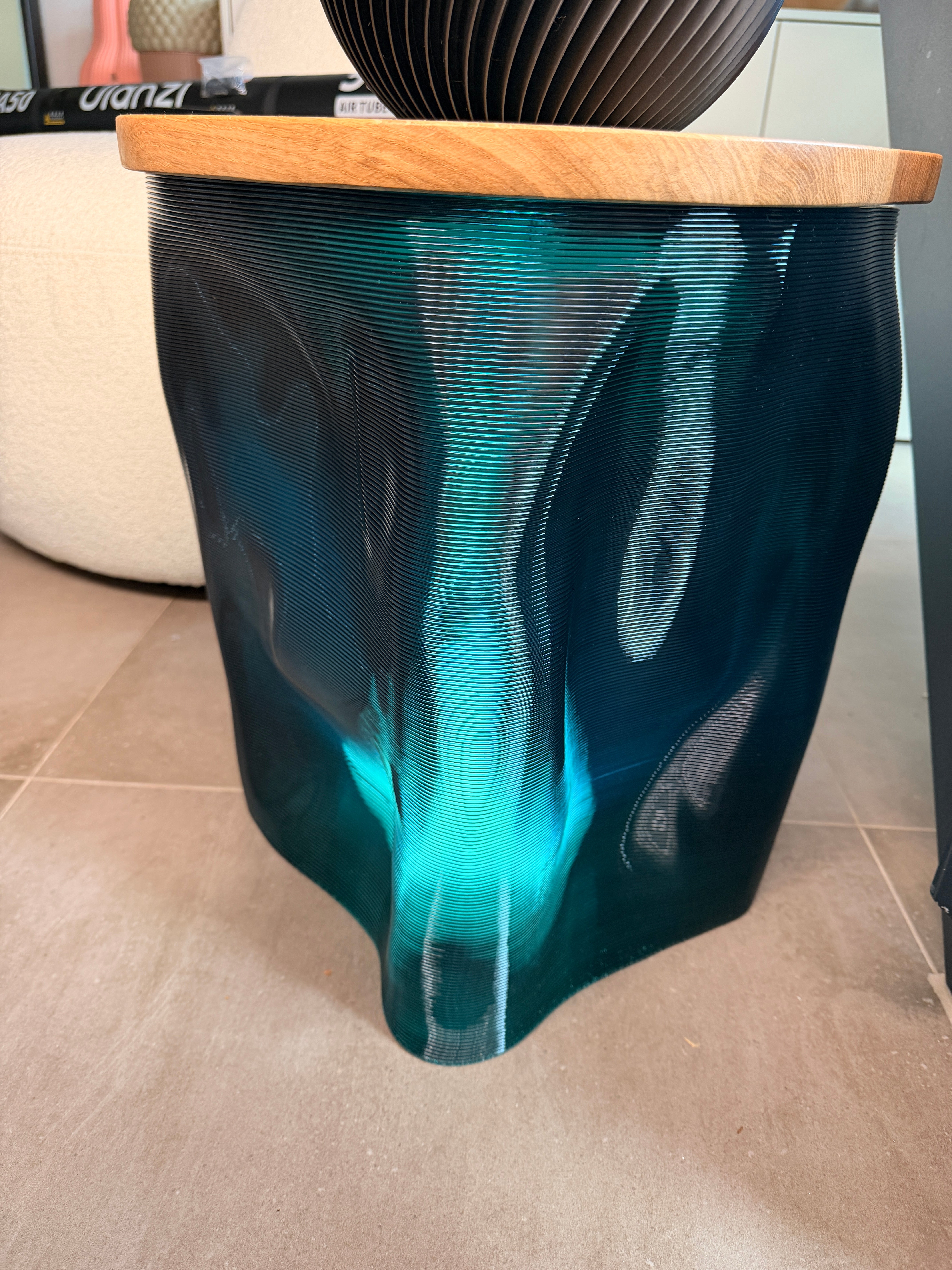 Originalfoto: transparente Oberfläche und massive Eichenplatte des Beistelltischs
