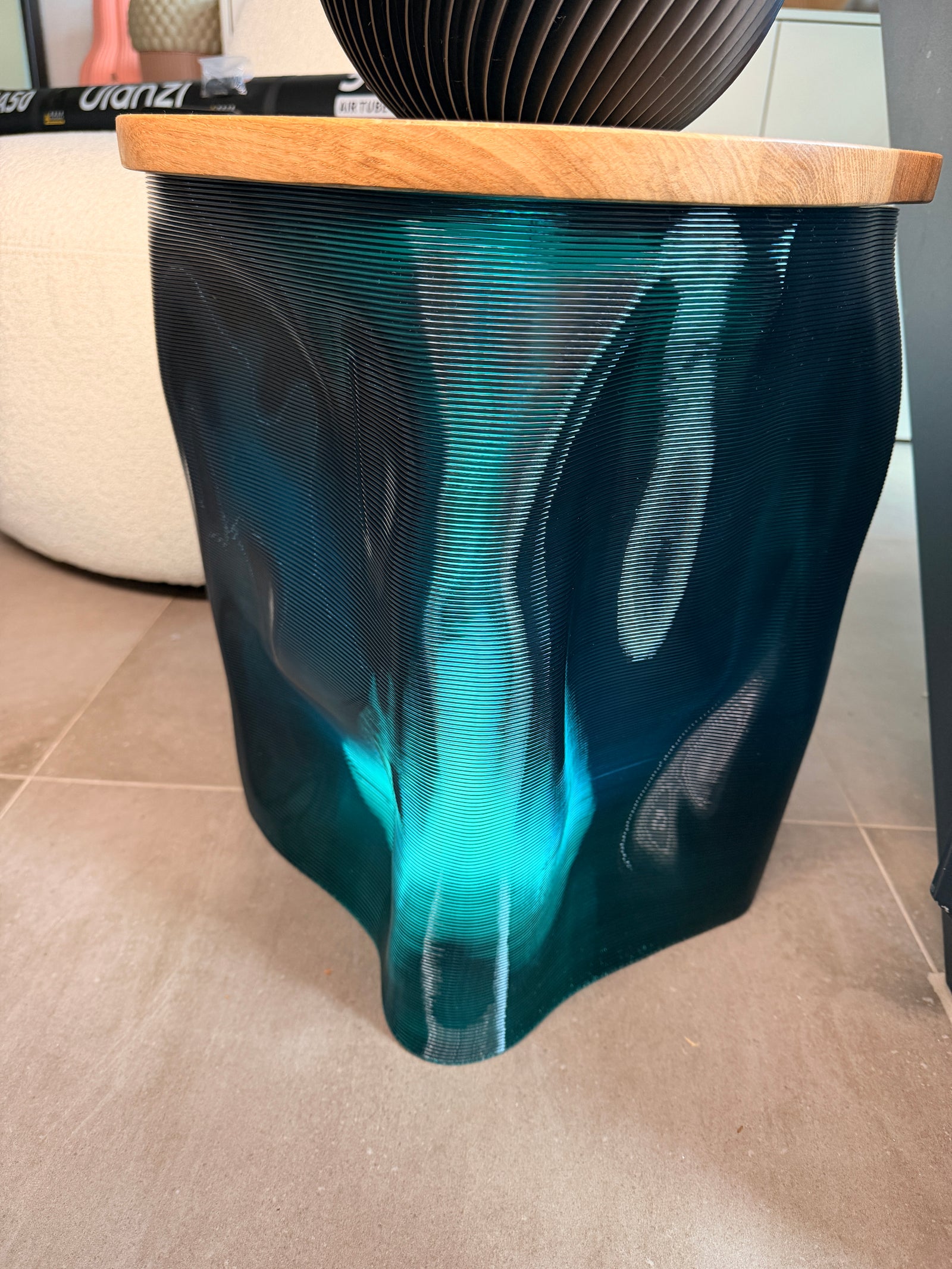 Detail: gewellte, transluzente Oberfläche mit Licht